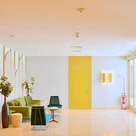 Colorful Overlooking The Sea Apartment