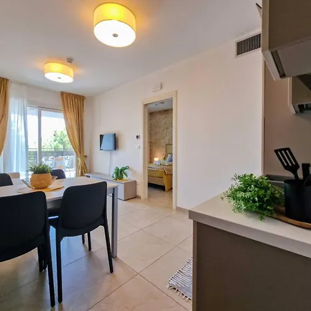 Colourful Flat Overlooking The Sea 公寓