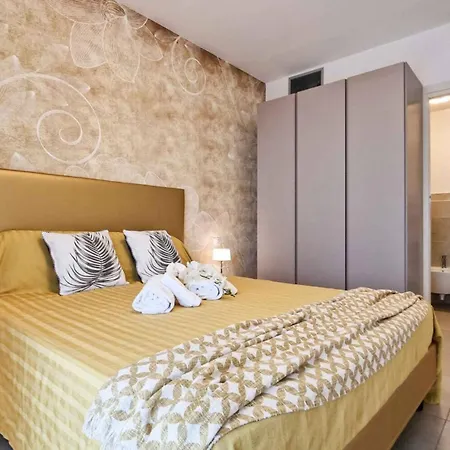 Colourful Flat Overlooking The Sea * Μπιμπιόνε