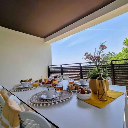 Colourful Flat Overlooking The Sea Μπιμπιόνε