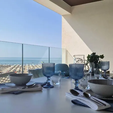 Colourful Flat Overlooking The Sea 比比翁